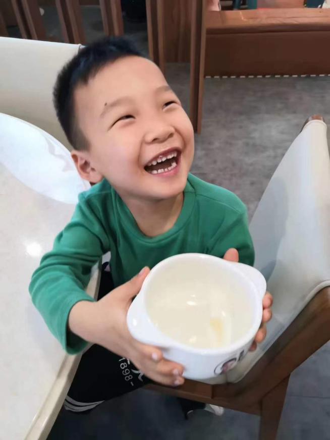  Since the children fell in love with Chen Nongfu's therapeutic soup, they didn't even need to wash the dishes after eating clean